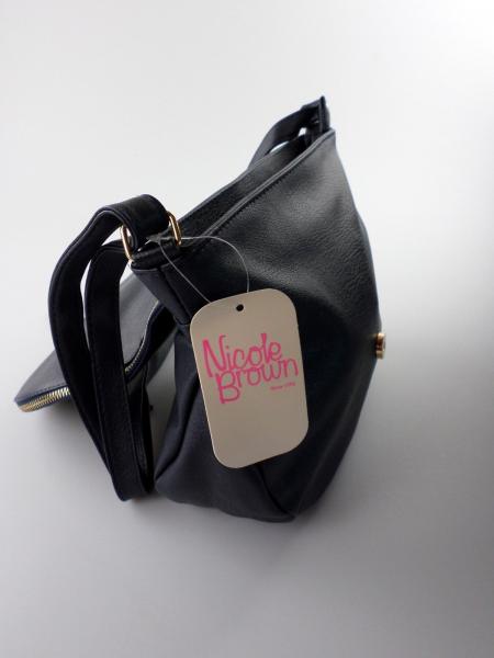 Nicole Brown, schöne Handtasche in navy